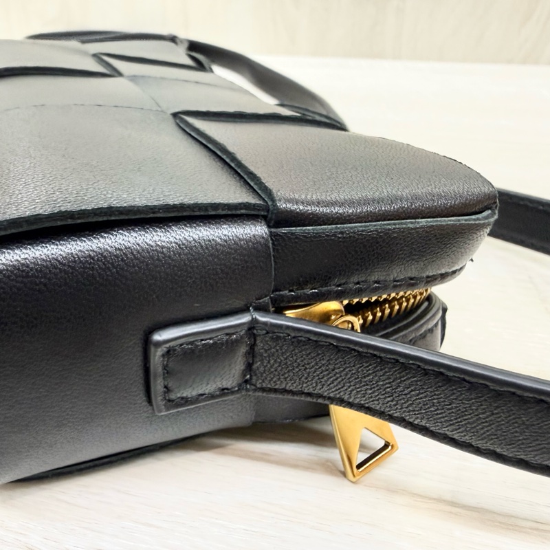 BV🖤黑編織Mini Cassette拉鍊側背包-14