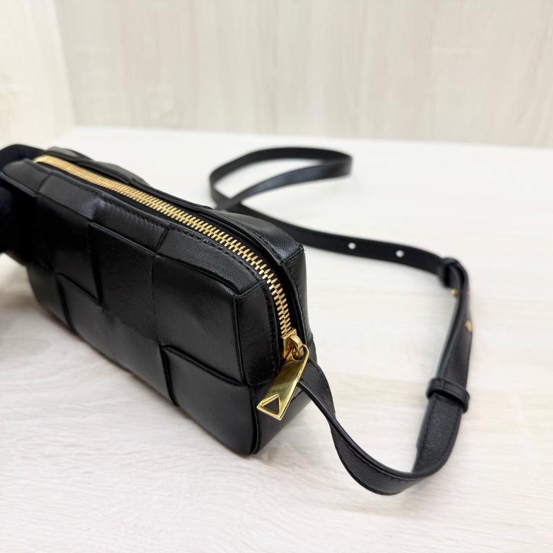 BV🖤黑編織Mini Cassette拉鍊側背包-18