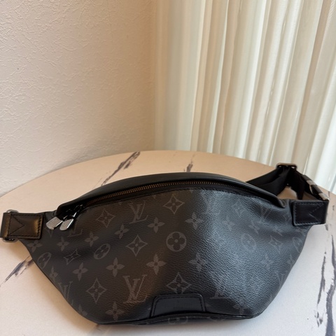 lv黑花紋胸包😍