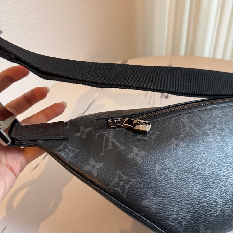 lv黑花紋胸包😍-3