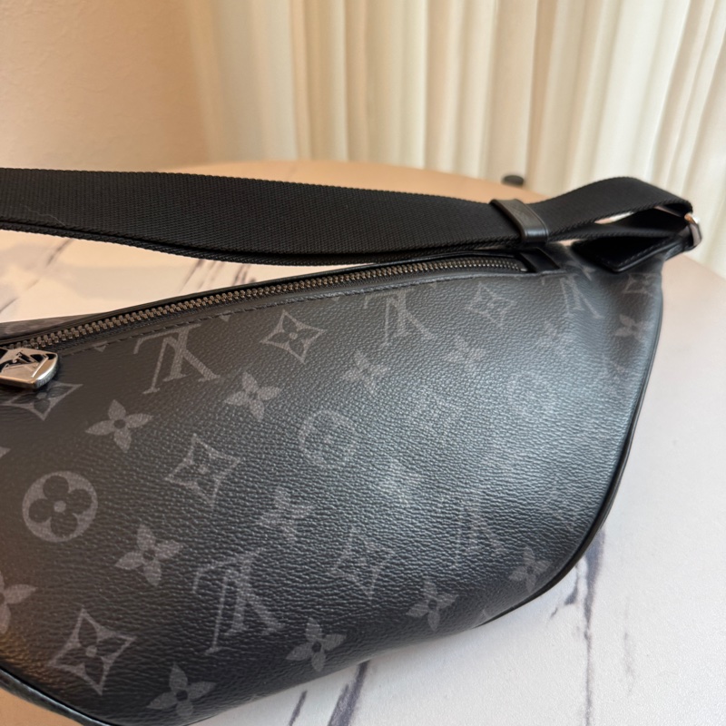 lv黑花紋胸包😍-4