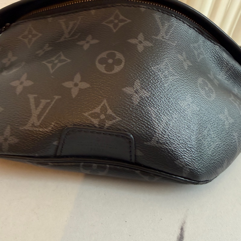 lv黑花紋胸包😍-5