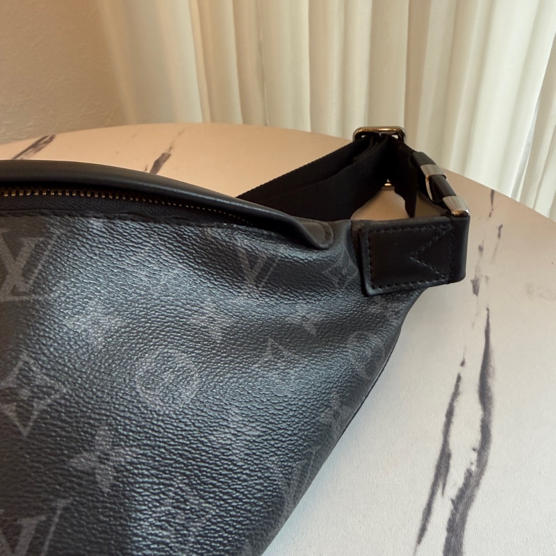 lv黑花紋胸包😍-6