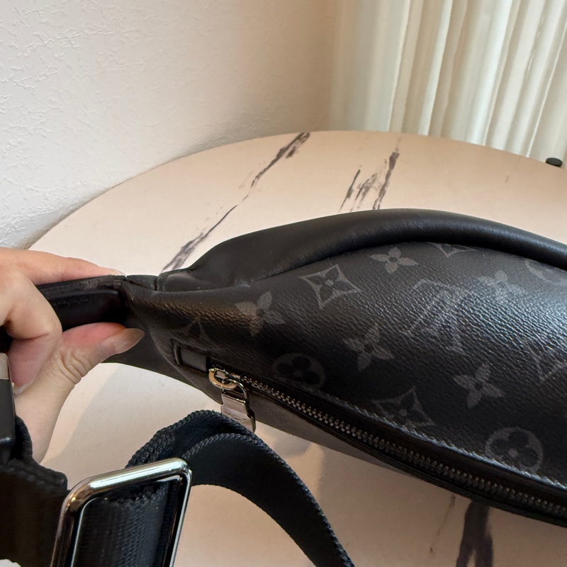 lv黑花紋胸包😍-7