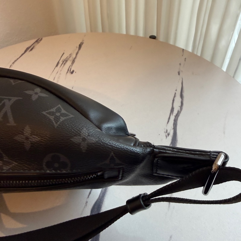 lv黑花紋胸包😍-8