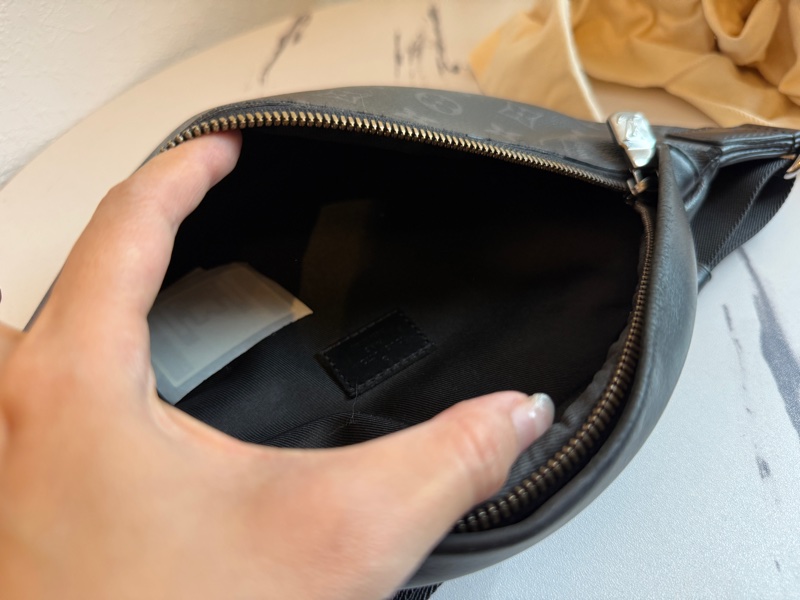 lv黑花紋胸包😍-9