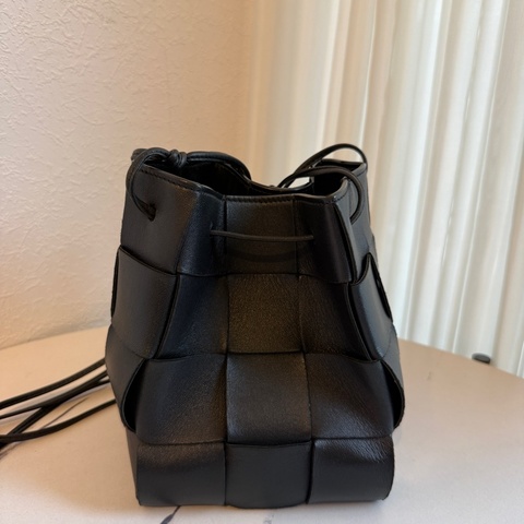 BV編織水桶包😍