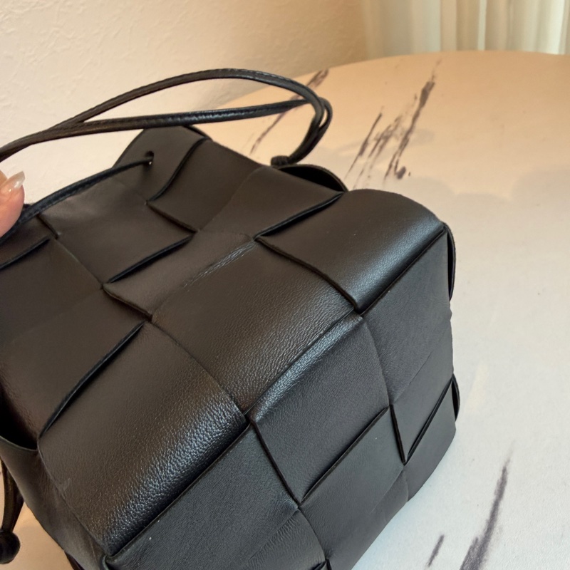 BV編織水桶包😍-4