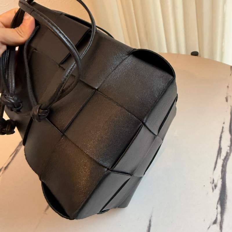 BV編織水桶包😍-5