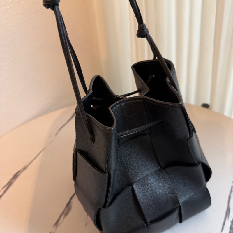 BV編織水桶包😍-6