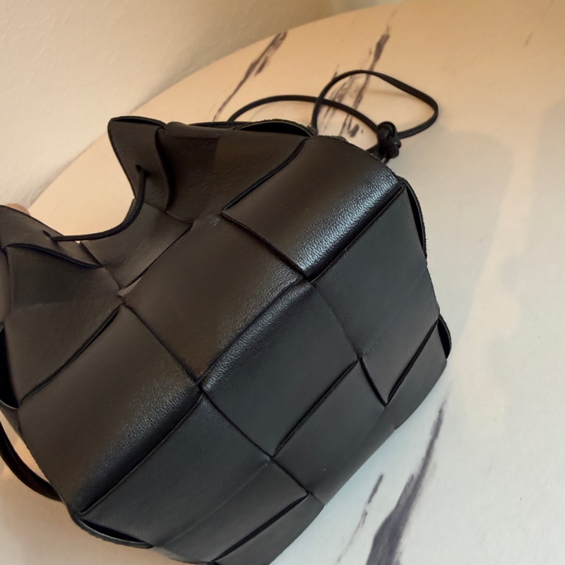 BV編織水桶包😍-7