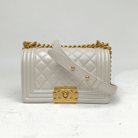 CHANEL Leboy小號白色荔枝牛皮晶片開金扣