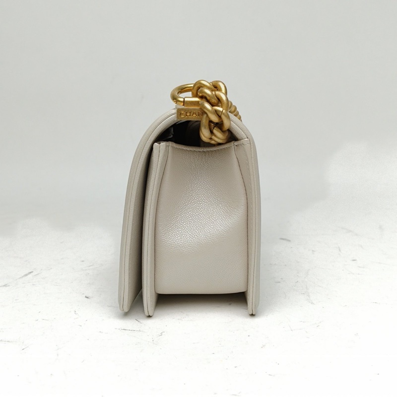 CHANEL Leboy小號白色荔枝牛皮晶片開金扣-1