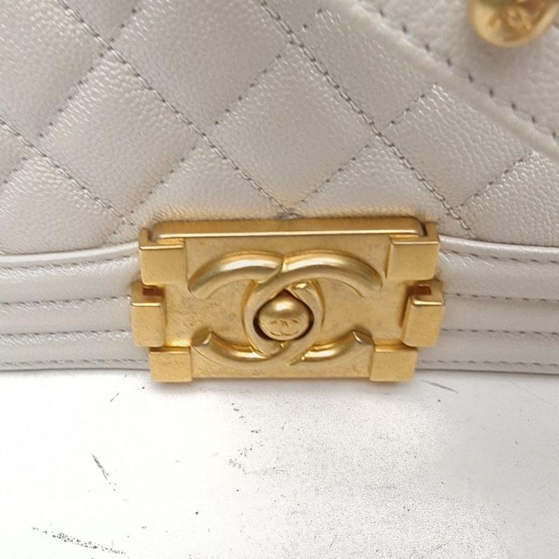 CHANEL Leboy小號白色荔枝牛皮晶片開金扣-4