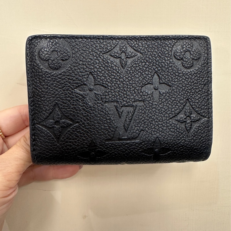 LV 黑牛皮壓紋Clea短夾-0