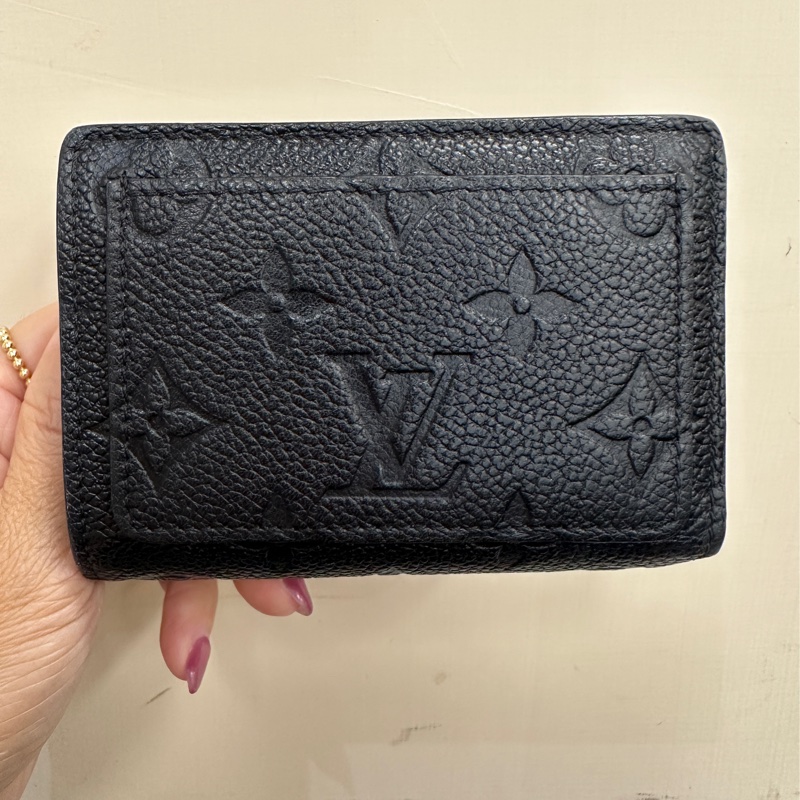 LV 黑牛皮壓紋Clea短夾-1