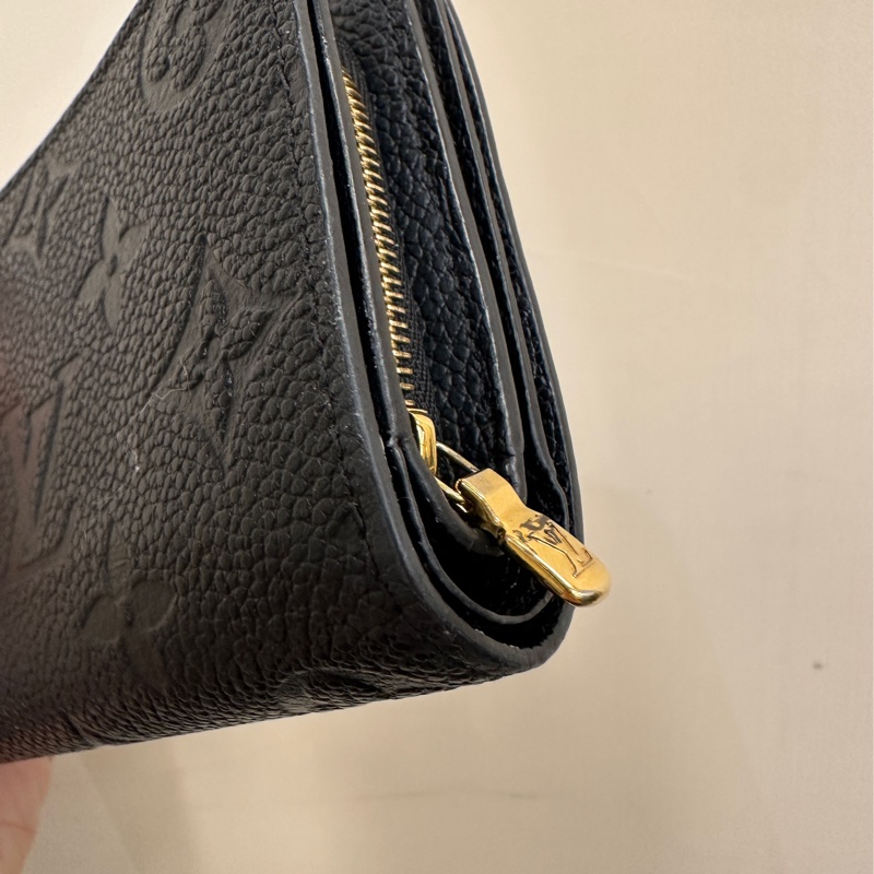 LV 黑牛皮壓紋Clea短夾-2