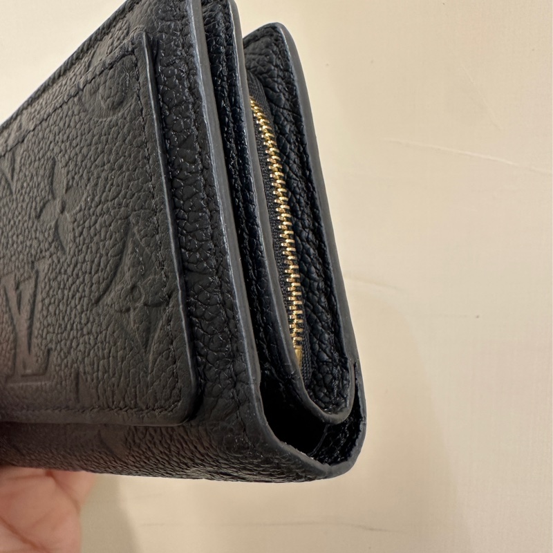 LV 黑牛皮壓紋Clea短夾-3