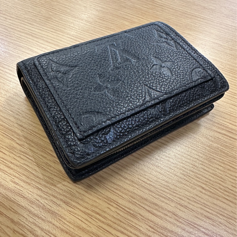 LV 黑牛皮壓紋Clea短夾-6