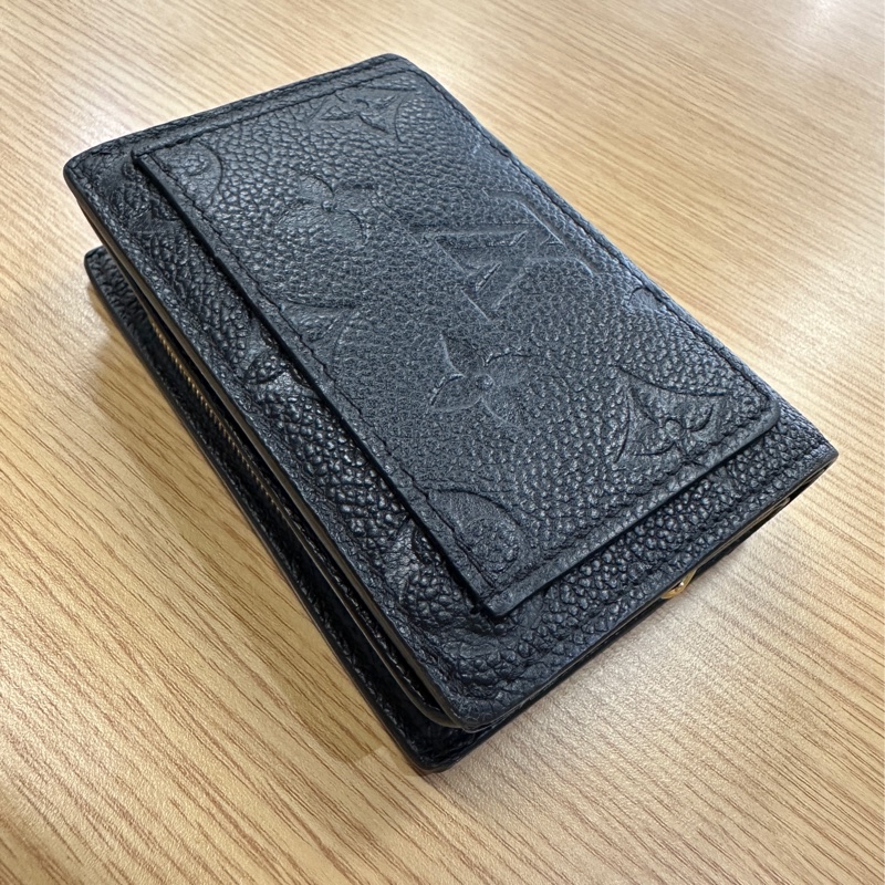 LV 黑牛皮壓紋Clea短夾-7