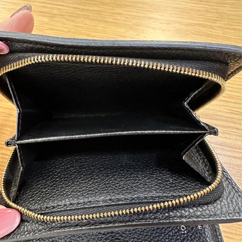 LV 黑牛皮壓紋Clea短夾-8