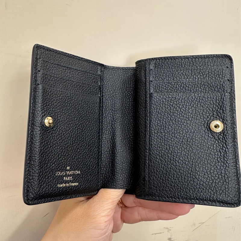 LV 黑牛皮壓紋Clea短夾-9