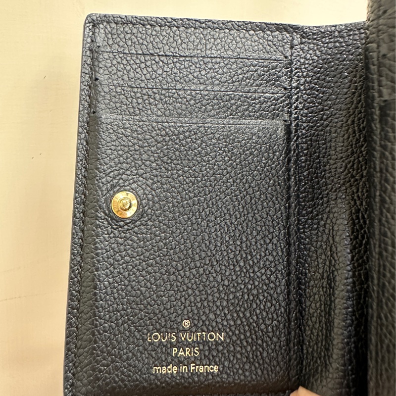 LV 黑牛皮壓紋Clea短夾-10