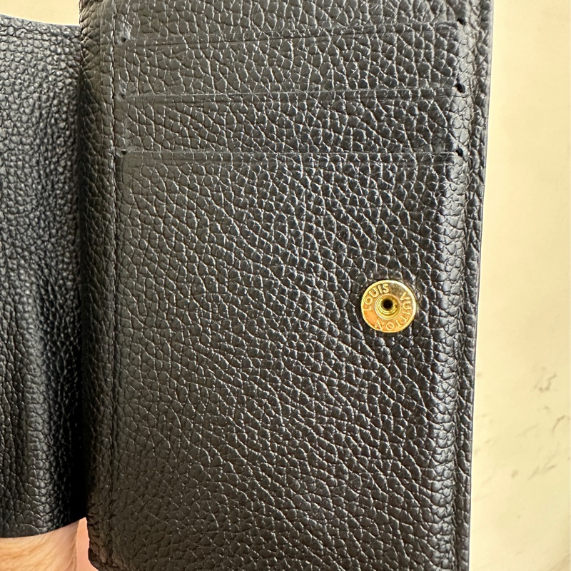 LV 黑牛皮壓紋Clea短夾-11