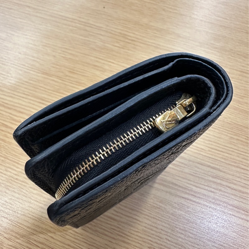 LV 黑牛皮壓紋Clea短夾-12