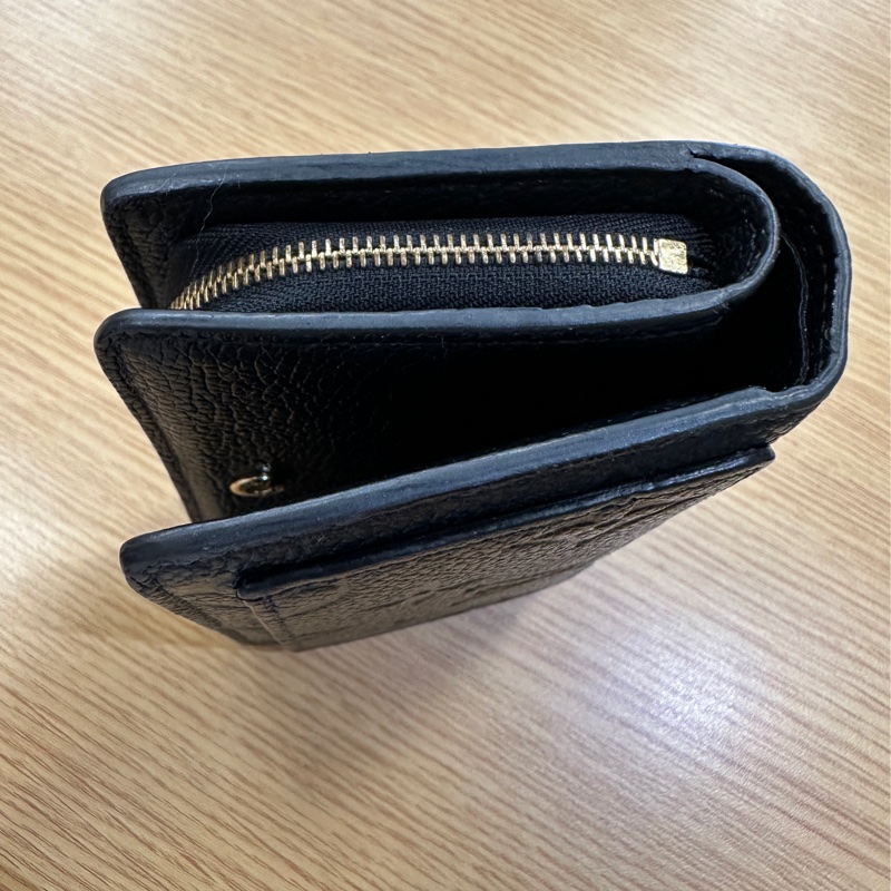 LV 黑牛皮壓紋Clea短夾-13