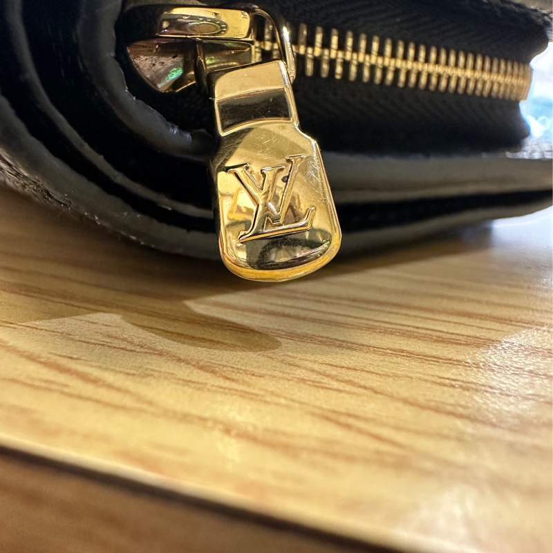 LV 黑牛皮壓紋Clea短夾-14