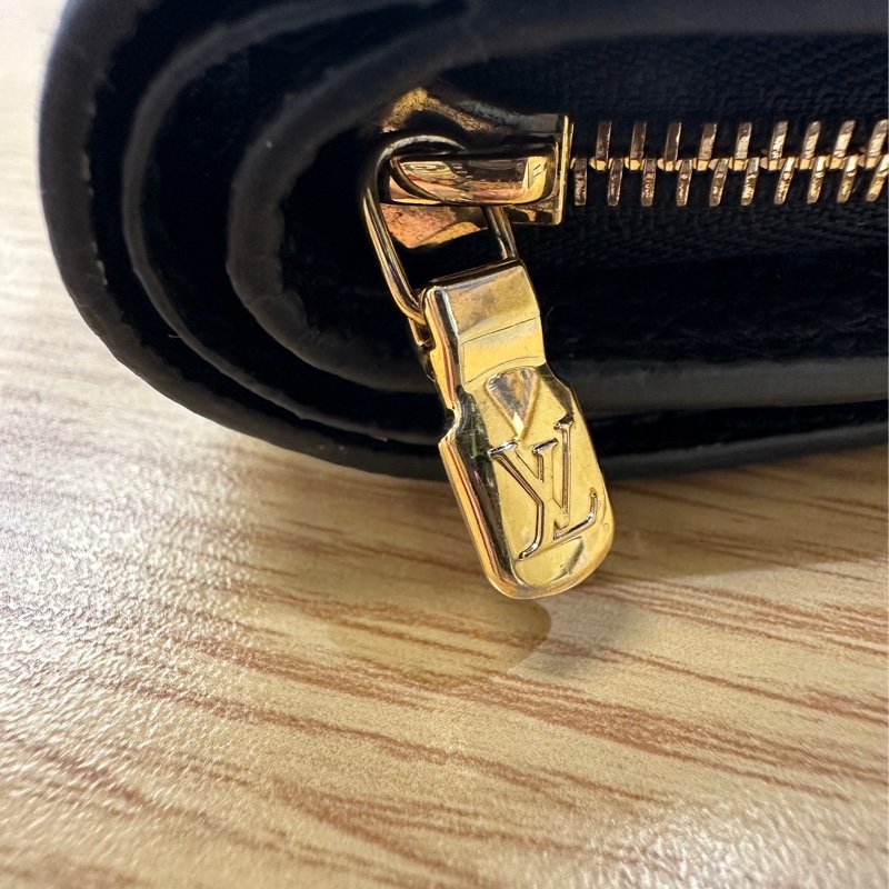 LV 黑牛皮壓紋Clea短夾-15