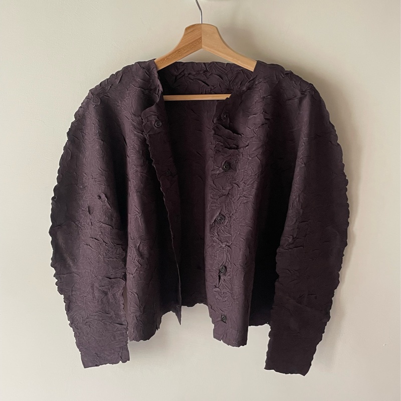 ▪️富貴選物FUGUEI▪️PP   三宅一生2025/3 CRUSH PRESS  壓褶 深可可色平面立體紋路外套 排釦-0