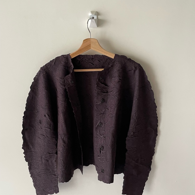 ▪️富貴選物FUGUEI▪️PP   三宅一生2025/3 CRUSH PRESS  壓褶 深可可色平面立體紋路外套 排釦-2