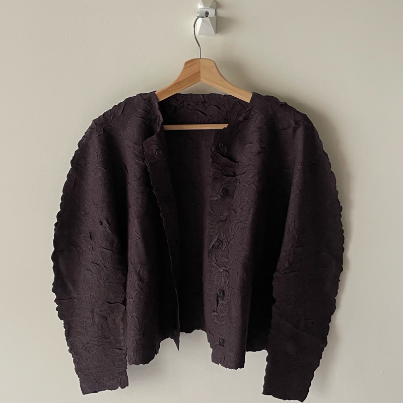 ▪️富貴選物FUGUEI▪️PP   三宅一生2025/3 CRUSH PRESS  壓褶 深可可色平面立體紋路外套 排釦-3