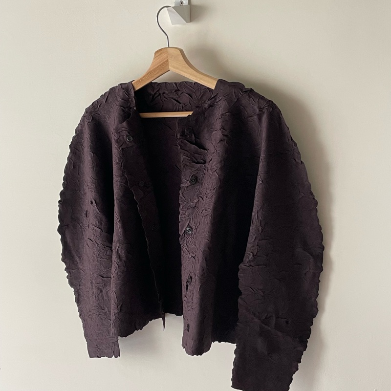 ▪️富貴選物FUGUEI▪️PP   三宅一生2025/3 CRUSH PRESS  壓褶 深可可色平面立體紋路外套 排釦-5