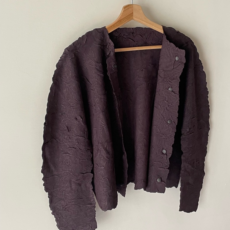 ▪️富貴選物FUGUEI▪️PP   三宅一生2025/3 CRUSH PRESS  壓褶 深可可色平面立體紋路外套 排釦-9