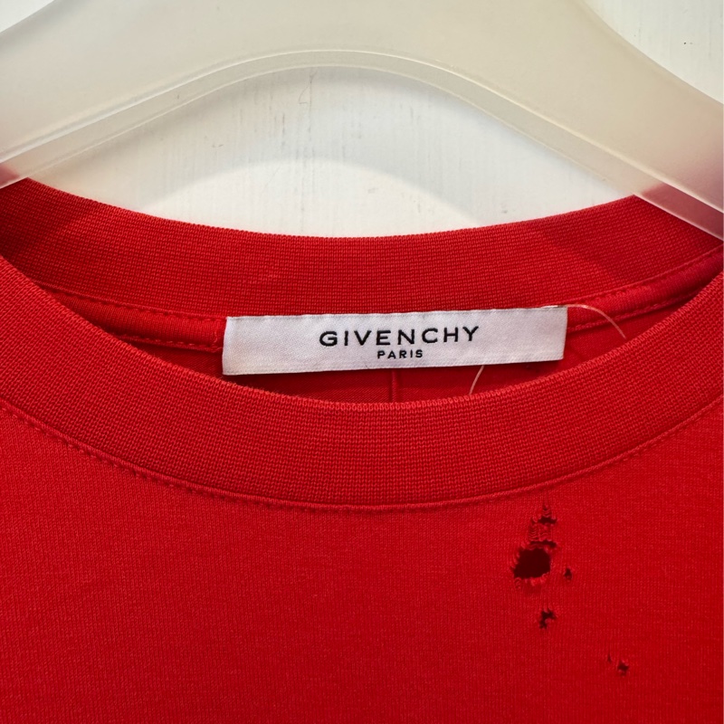 Givenchy紅色黑字刷破短袖上衣-1