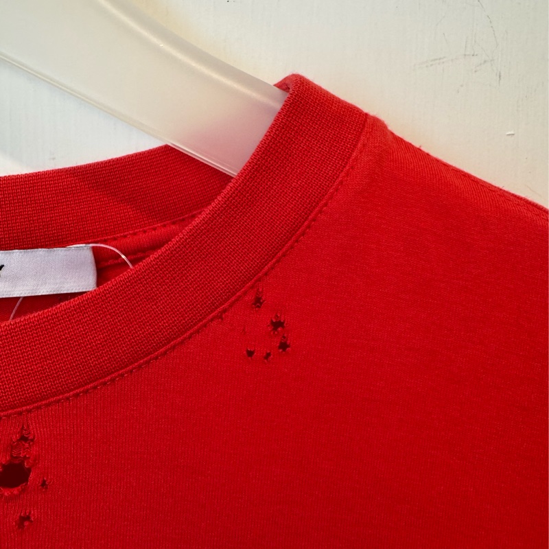 Givenchy紅色黑字刷破短袖上衣-3