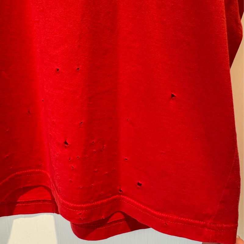 Givenchy紅色黑字刷破短袖上衣-10