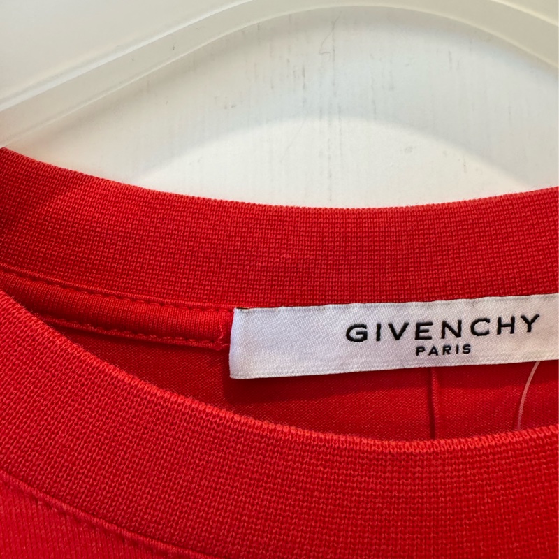 Givenchy紅色黑字刷破短袖上衣-12