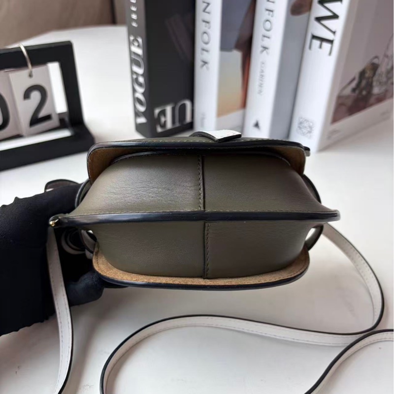 Loewe mini gate 白拼橄欖綠-1