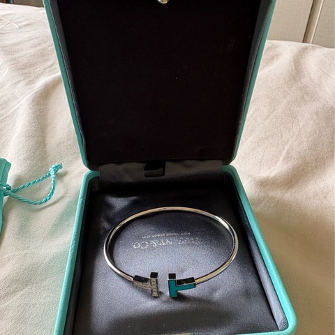 Tiffany & Co. T Wire 18K白金 鑽石與綠松石 線圈手鐲 Tiffany & Co. T Wire Turquoise and Diamond Bracelet in 18k White Gold