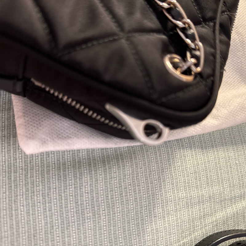 PRADA 黑色菱格紋尼龍相機包/鍊條包(附保卡、防塵袋)-17