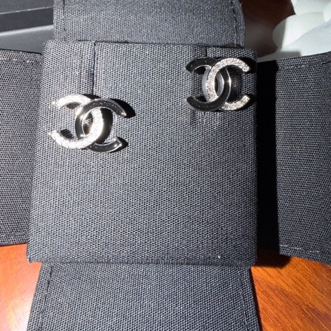 Chanel 新款雙色雙C LOGO水鑽琺瑯穿式耳環