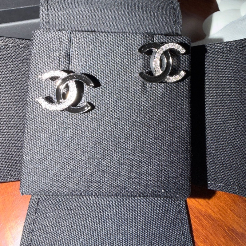 Chanel 新款雙色雙C LOGO水鑽琺瑯穿式耳環-0