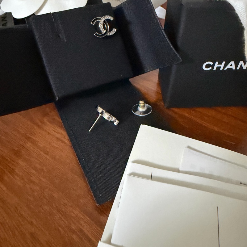 Chanel 新款雙色雙C LOGO水鑽琺瑯穿式耳環-1