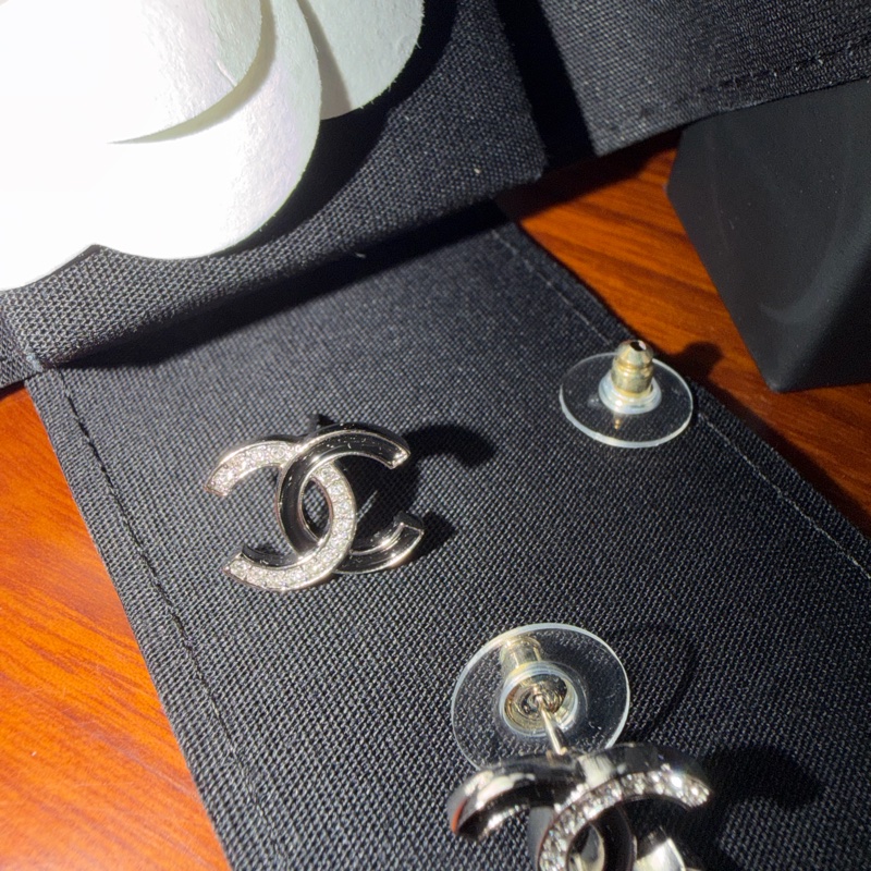 Chanel 新款雙色雙C LOGO水鑽琺瑯穿式耳環-3