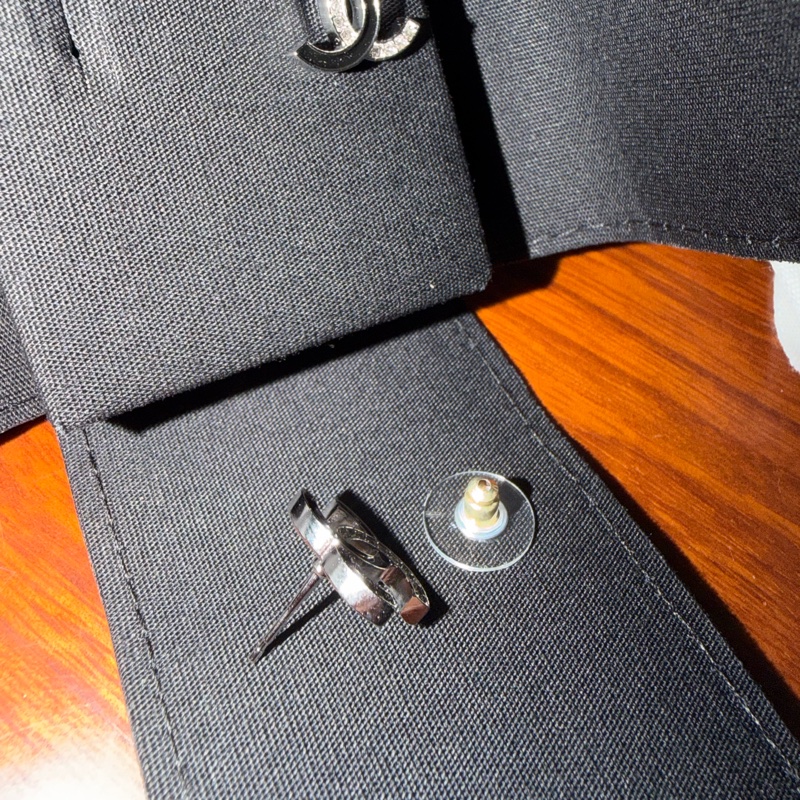 Chanel 新款雙色雙C LOGO水鑽琺瑯穿式耳環-7