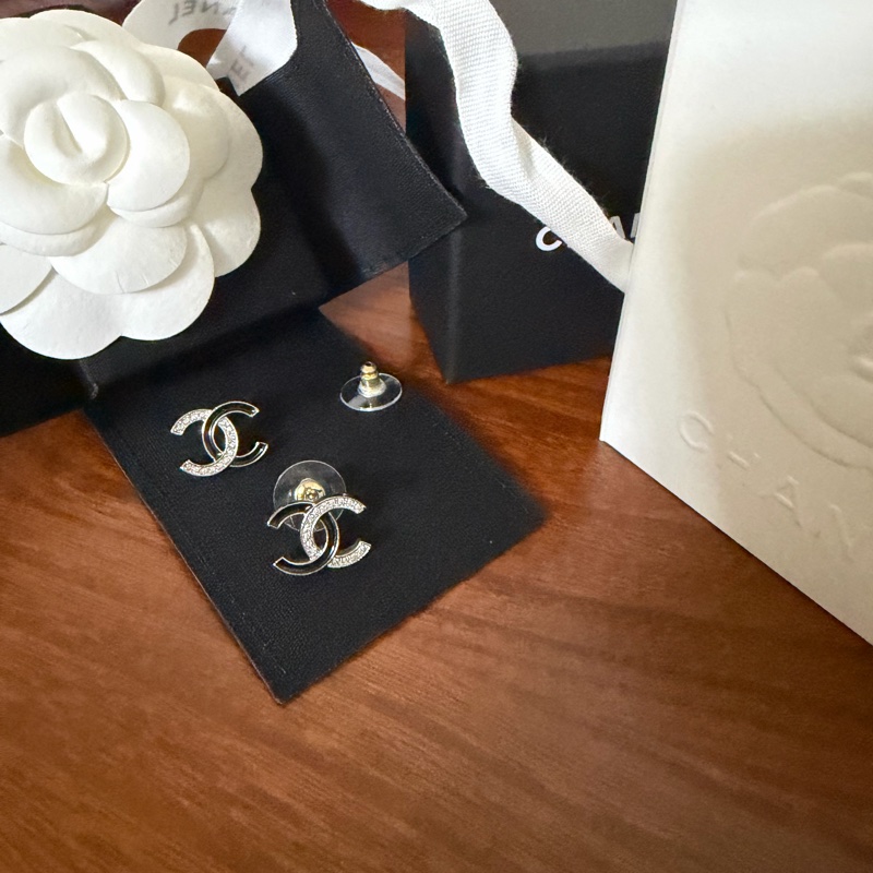 Chanel 新款雙色雙C LOGO水鑽琺瑯穿式耳環-9